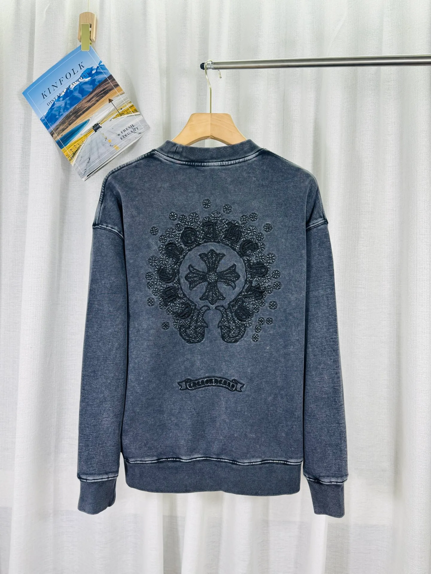 P270 top version, real shot without P, ​​different from market currency) 𝗖𝗵𝗿𝗼𝗺𝗲 𝗛𝗲𝗮𝗿𝘁𝘀/Cro Heart 2025 washed patch embroidery autumn and winter new original single counter American laser burnt 3D three-dimensional color embroidered couple casual sweatshirt 👑The highest version! Customized fabric 430g tripe terry fabric! American acid-washed and distressed original fabric laser burnt ✟appliqué embroidery and exquisite embroidery of letters! The best-selling model in the counter, very comfortable to wear. Accessories: original molded and authenticated collar label➕100% silk wash label. Genuine purchase-grade original hangtag➕matching hanging rope➕3D hanging beads➕original packaging bag. Craftsmanship: The original version has consistent wiring! The highest version of the armhole matching technique! Color: Gray Black Size: S M L XL Style No.: 9301
